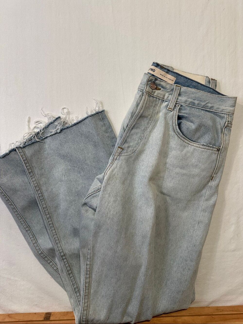 GRLFRND The Bella Low Rise Boyfriend Jeans 26 Light Wash Distressed Knee Raw Hem